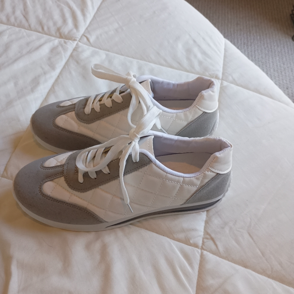 NWT Women's white and gray sneakers Size 8.5 Quilted Fabric‎ Low Profile - Picture 2 of 9